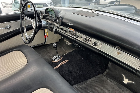 Ford Thunderbird 22 of 30