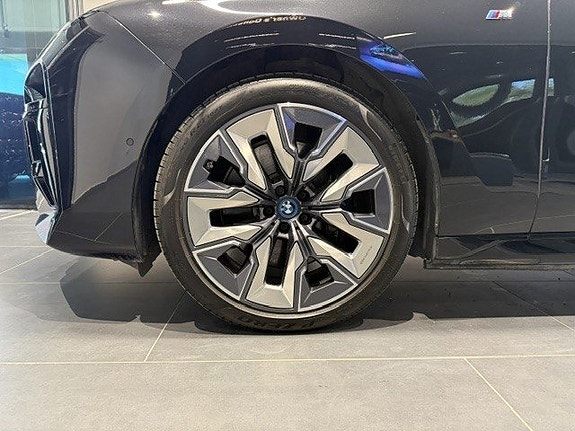 BMW i7 3 of 5