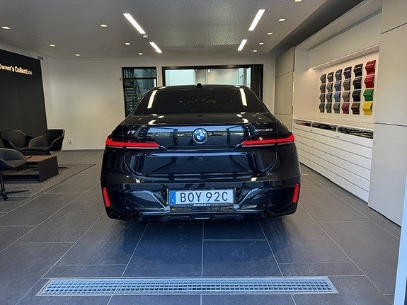 BMW i7 2 of 5
