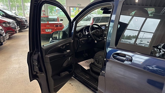 Mercedes-Benz V250 10 of 14