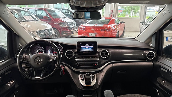 Mercedes-Benz V250 9 of 14