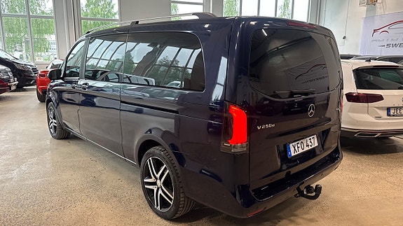 Mercedes-Benz V250 4 of 5