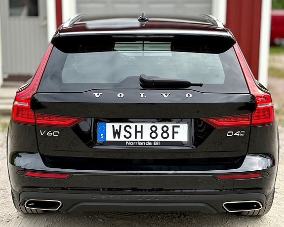 Volvo V60 Cross Country 8 of 30