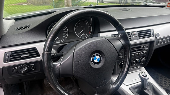 BMW 325i 4 of 5