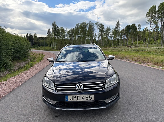 Volkswagen Passat Alltrack 2 of 5