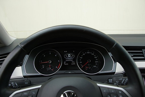 Volkswagen Passat 22 of 28