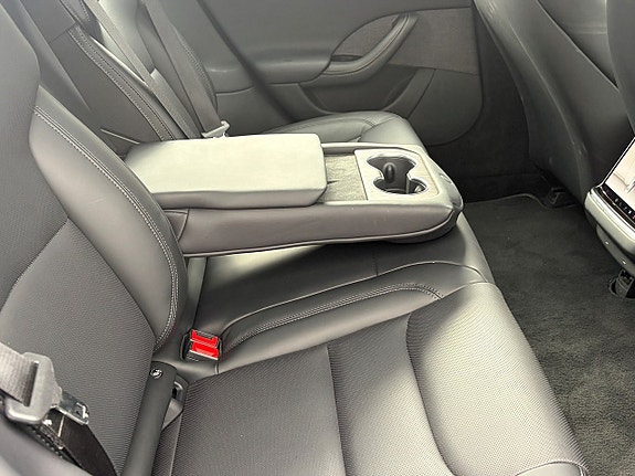 Tesla Model S 16 of 19