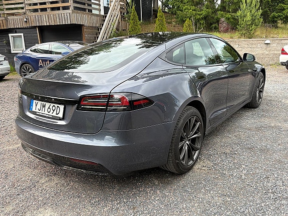 Tesla Model S 18 of 19