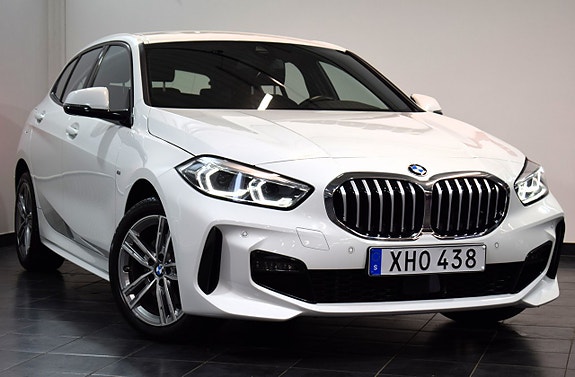 BMW 118i 3 of 5