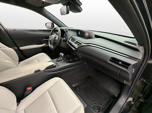 Lexus UX250h 23 of 30