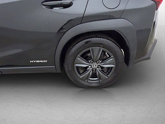 Lexus UX250h 28 of 30