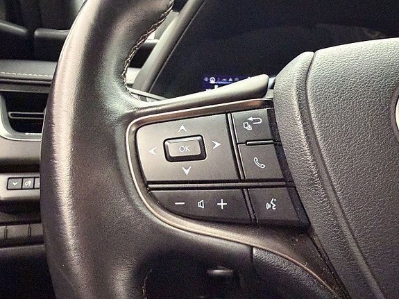 Lexus UX250h 14 of 30