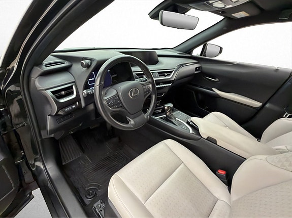 Lexus UX250h 11 of 30
