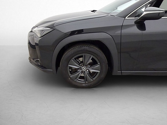 Lexus UX250h 27 of 30