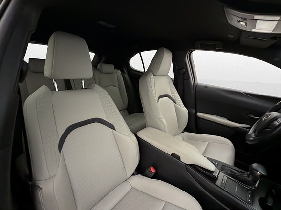 Lexus UX250h 24 of 30