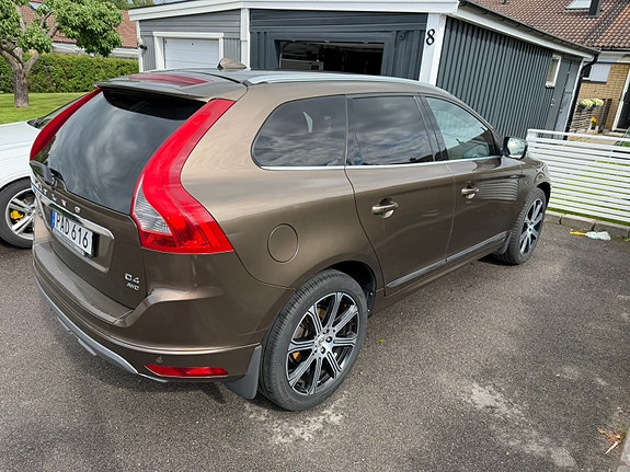 Volvo XC60 2 of 11