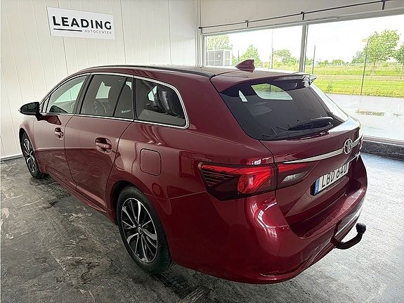 Toyota Avensis 2 of 5