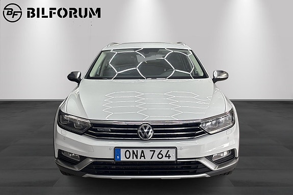Volkswagen Passat Alltrack 3 of 5