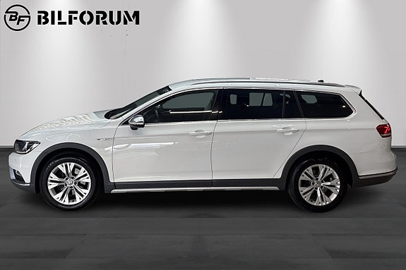 Volkswagen Passat Alltrack 2 of 5