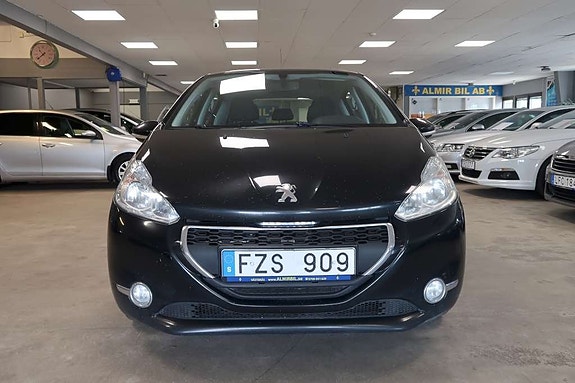 Peugeot 208 2 of 5
