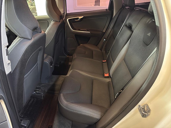 Volvo XC60 8 of 17