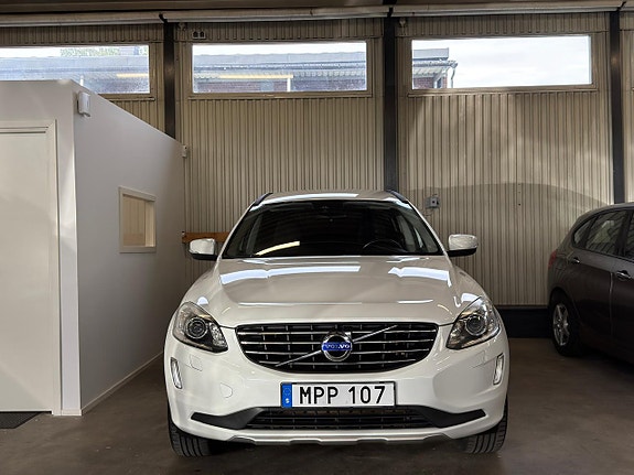 Volvo XC60 2 of 17