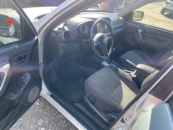 Toyota RAV4 3 of 5