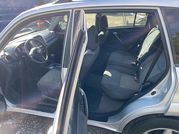 Toyota RAV4 4 of 5