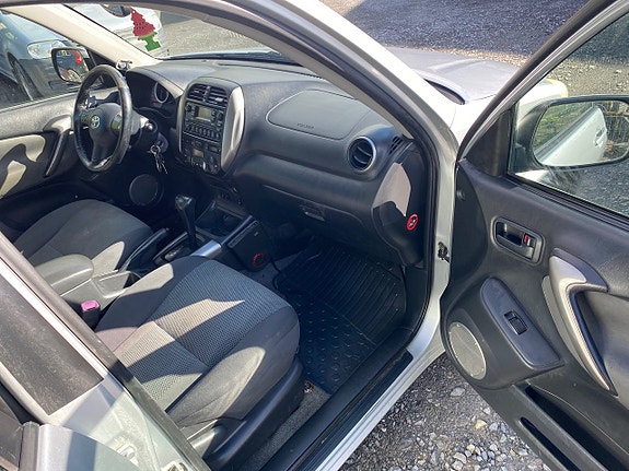 Toyota RAV4 6 of 10