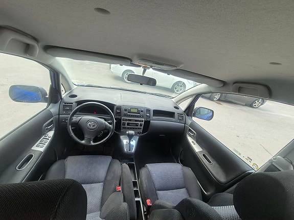 Toyota Corolla Verso 12 of 16