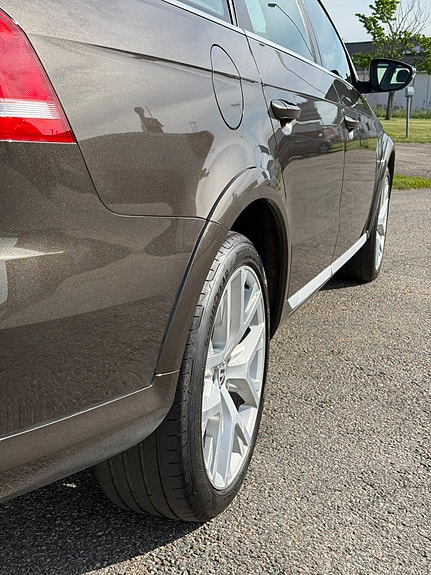 Volkswagen Passat Alltrack 3 of 5