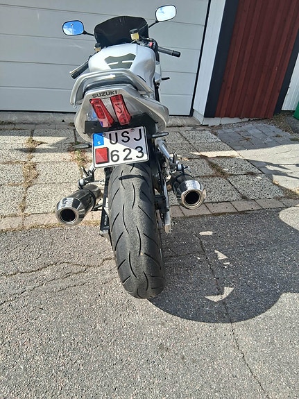 Suzuki SV1000 3 of 5