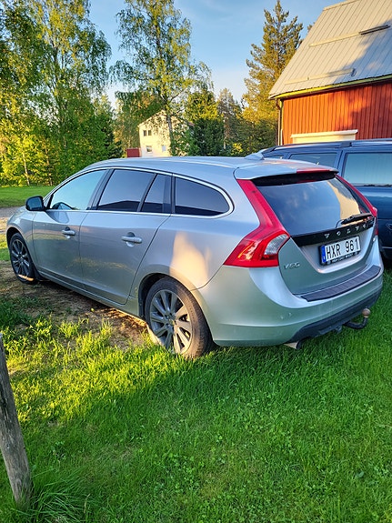 Volvo V60 2 of 5