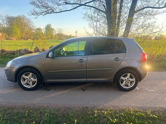 Volkswagen Golf V 2 of 8