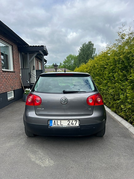 Volkswagen Golf V 5 of 8