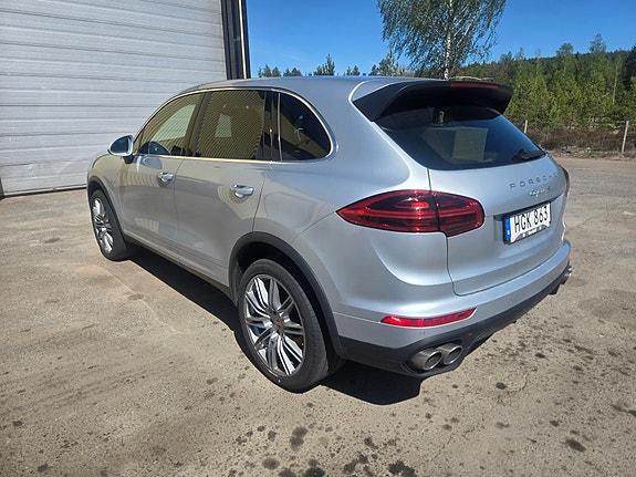 Porsche Cayenne S 4 of 5