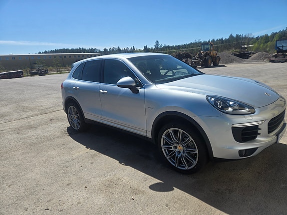 Porsche Cayenne S 3 of 5