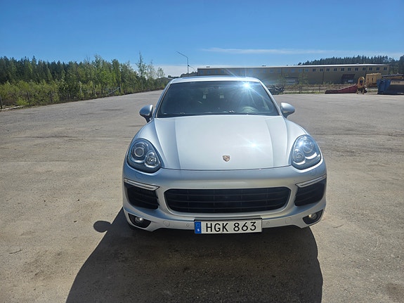 Porsche Cayenne S 2 of 5