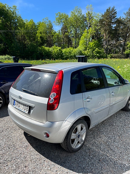 Ford Fiesta 2 of 8