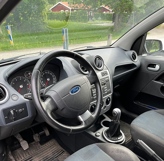 Ford Fiesta 3 of 8