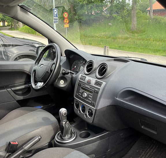 Ford Fiesta 5 of 8