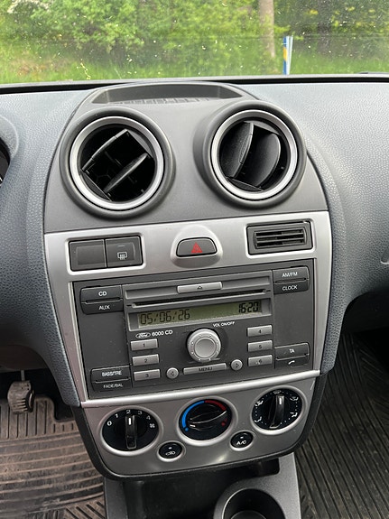 Ford Fiesta 4 of 8