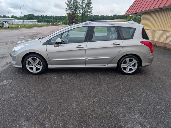 Peugeot 308 SW 2 of 5