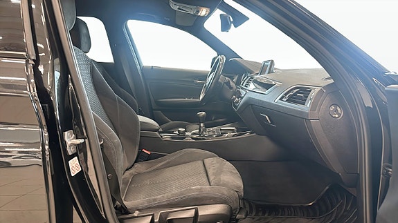 BMW 118i 3 of 5