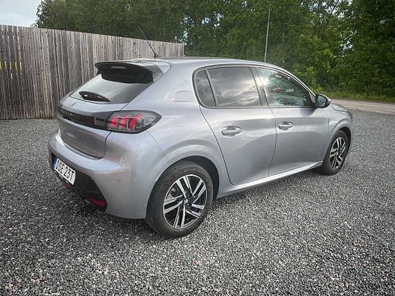 Peugeot 208 3 of 5