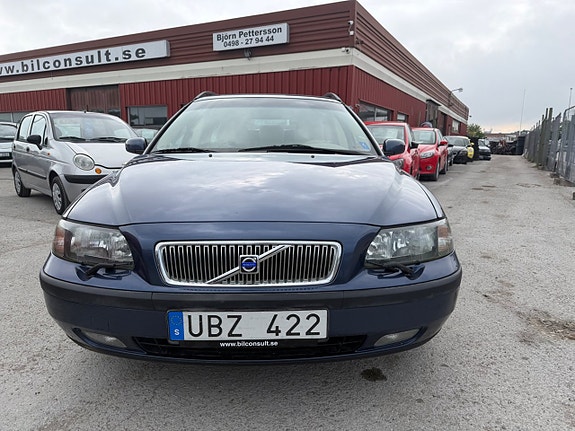 Volvo V70 2 of 5