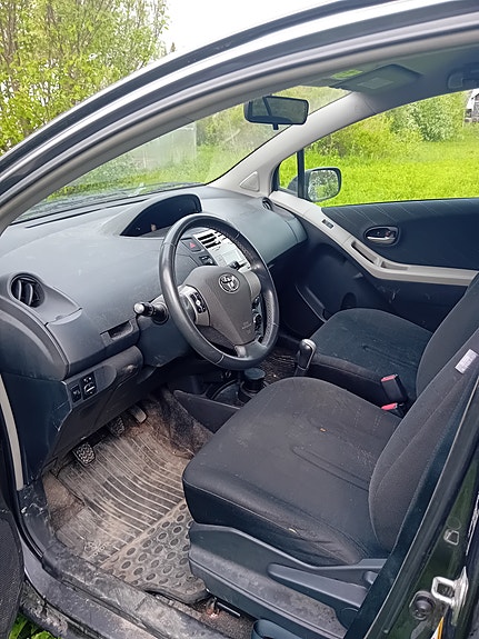 Toyota Yaris 5 of 5