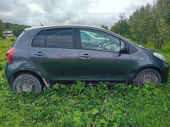 Toyota Yaris 4 of 5