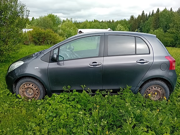 Toyota Yaris 3 of 5