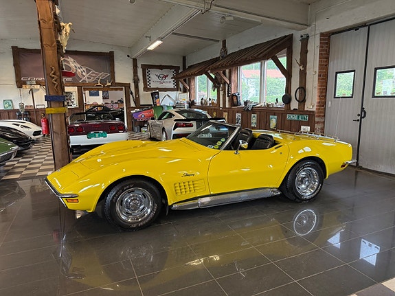 Chevrolet Corvette 2 of 5